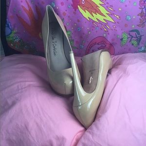 Pour la victoire “nude” heels
